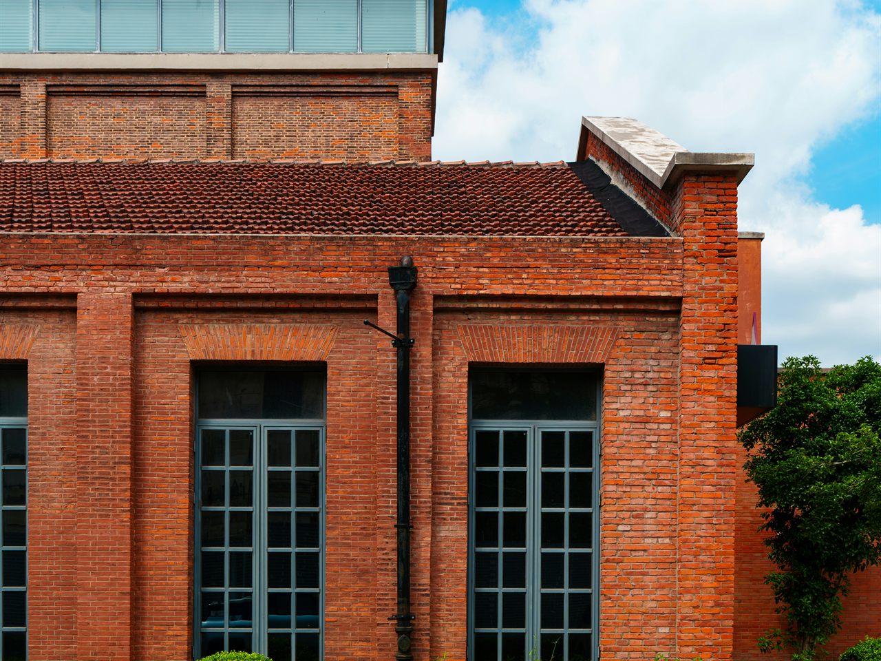 Industriegeb&auml;ude aus Backstein mit modernen Sprossenfenstern