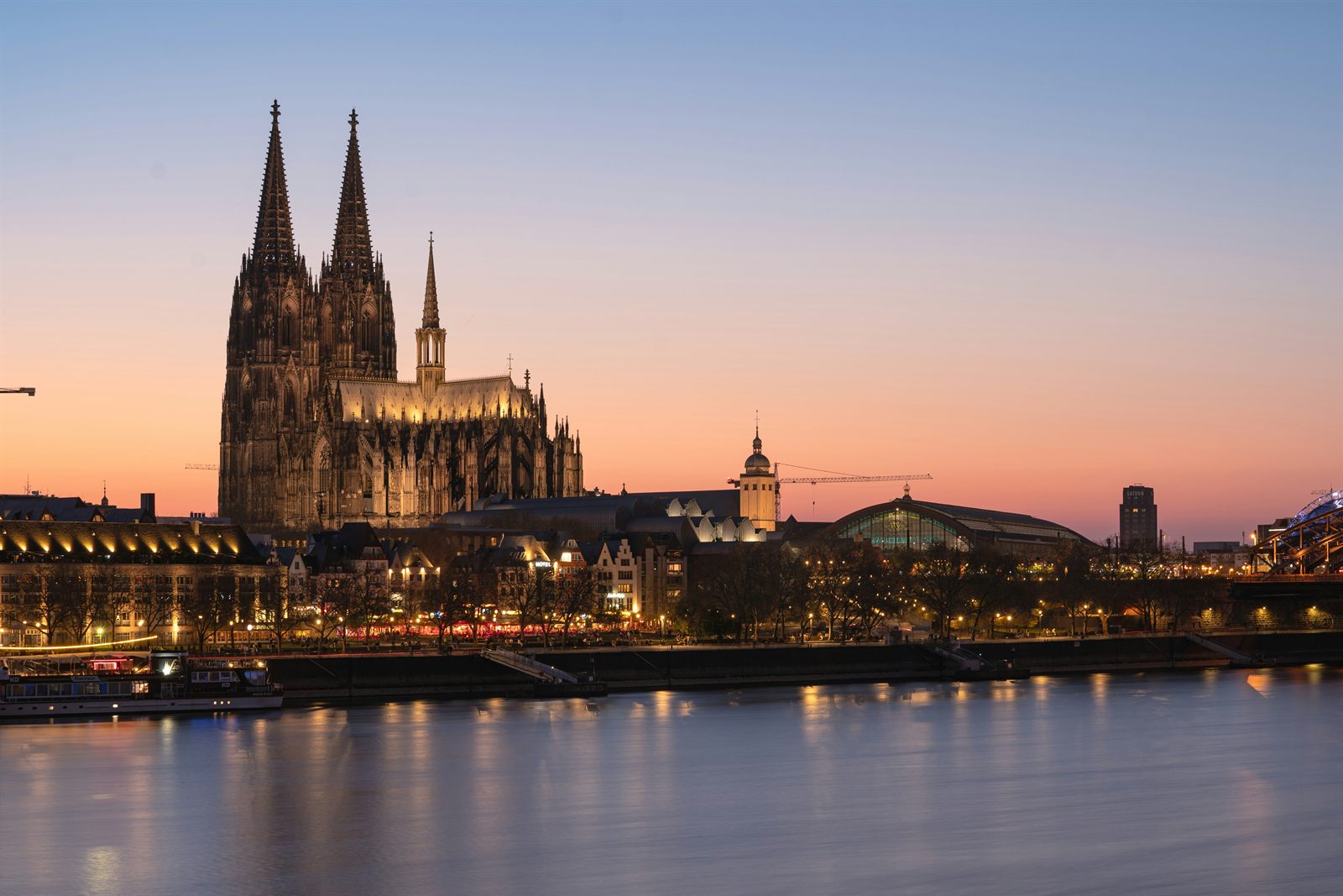 Energieberatung Köln — Kölner Dom und Rheinufer bei Sonnenuntergang